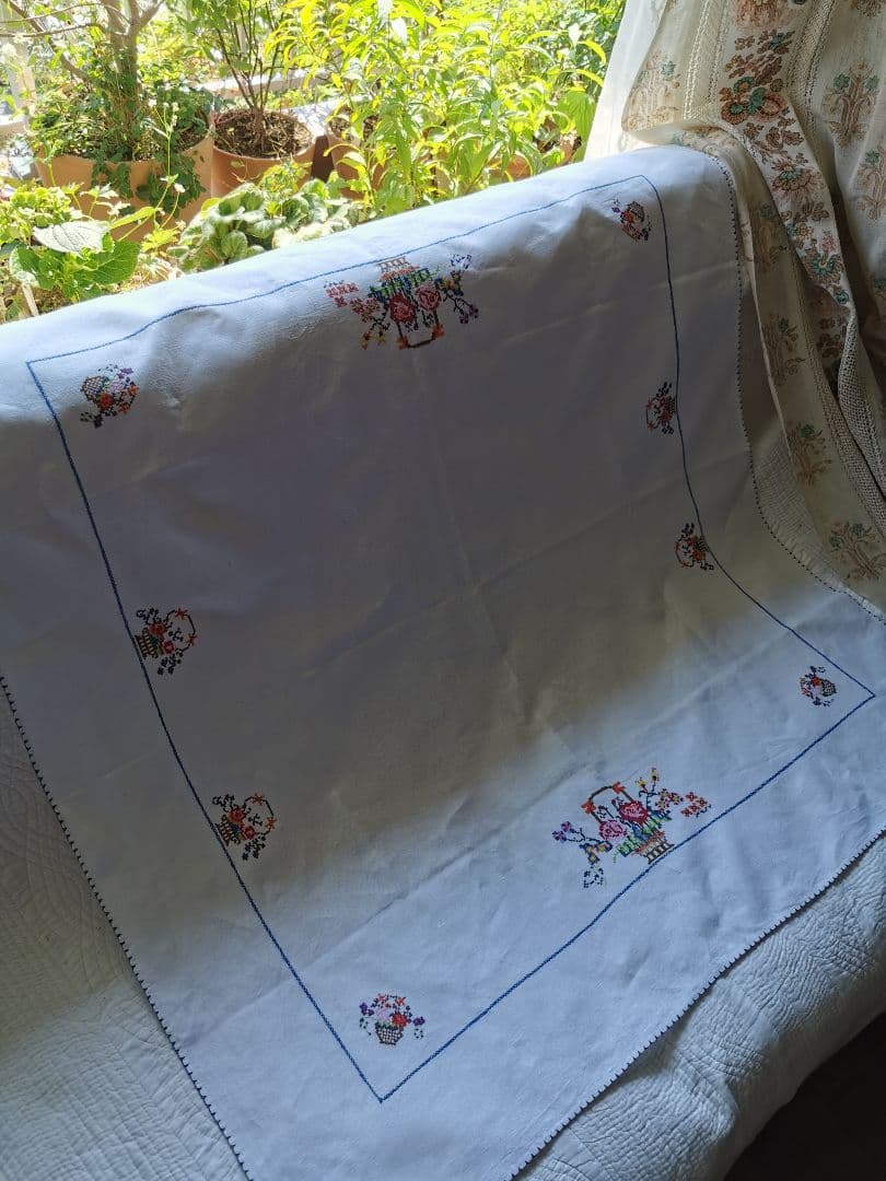 アンティーク英国手織リネン クロスステッチ薔薇花籠刺繍ニードルワーク 青枠クロス