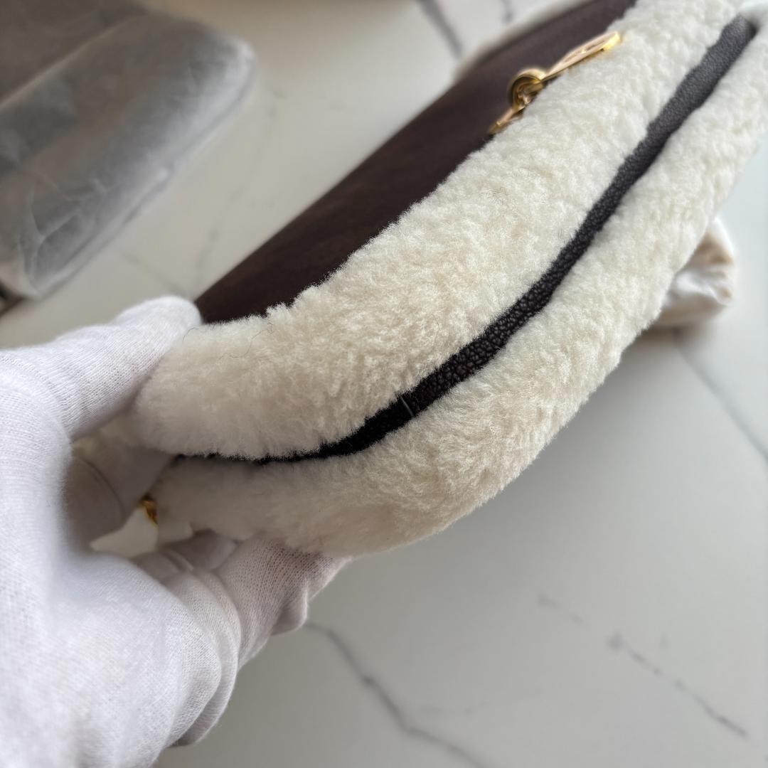 【新品未使用】ローレンラルフローレン　ボア　ショルダーバッグ　本革　チャーム　茶