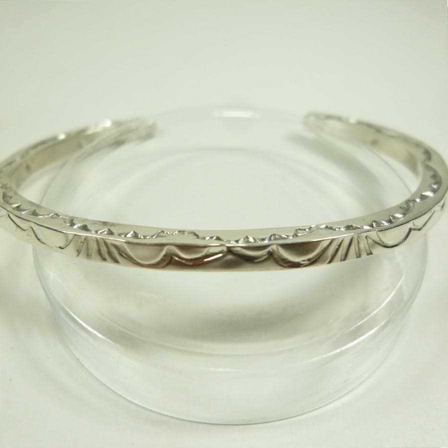 Navajo Elaine Tahe 3面スタンプ ワークバングル
