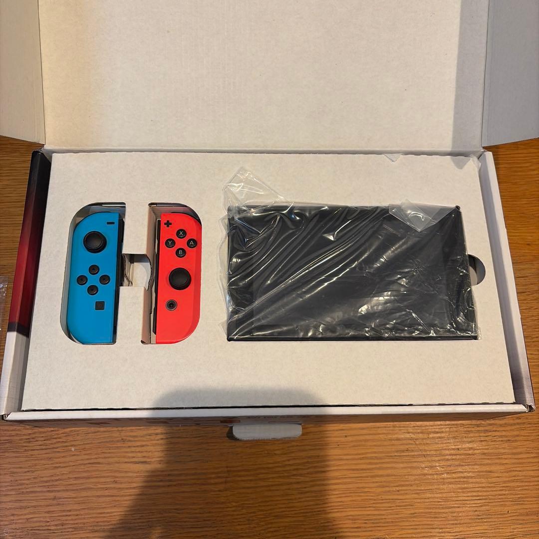 Nintendo Switch 本体 青/赤Joy-Conはドライブします。