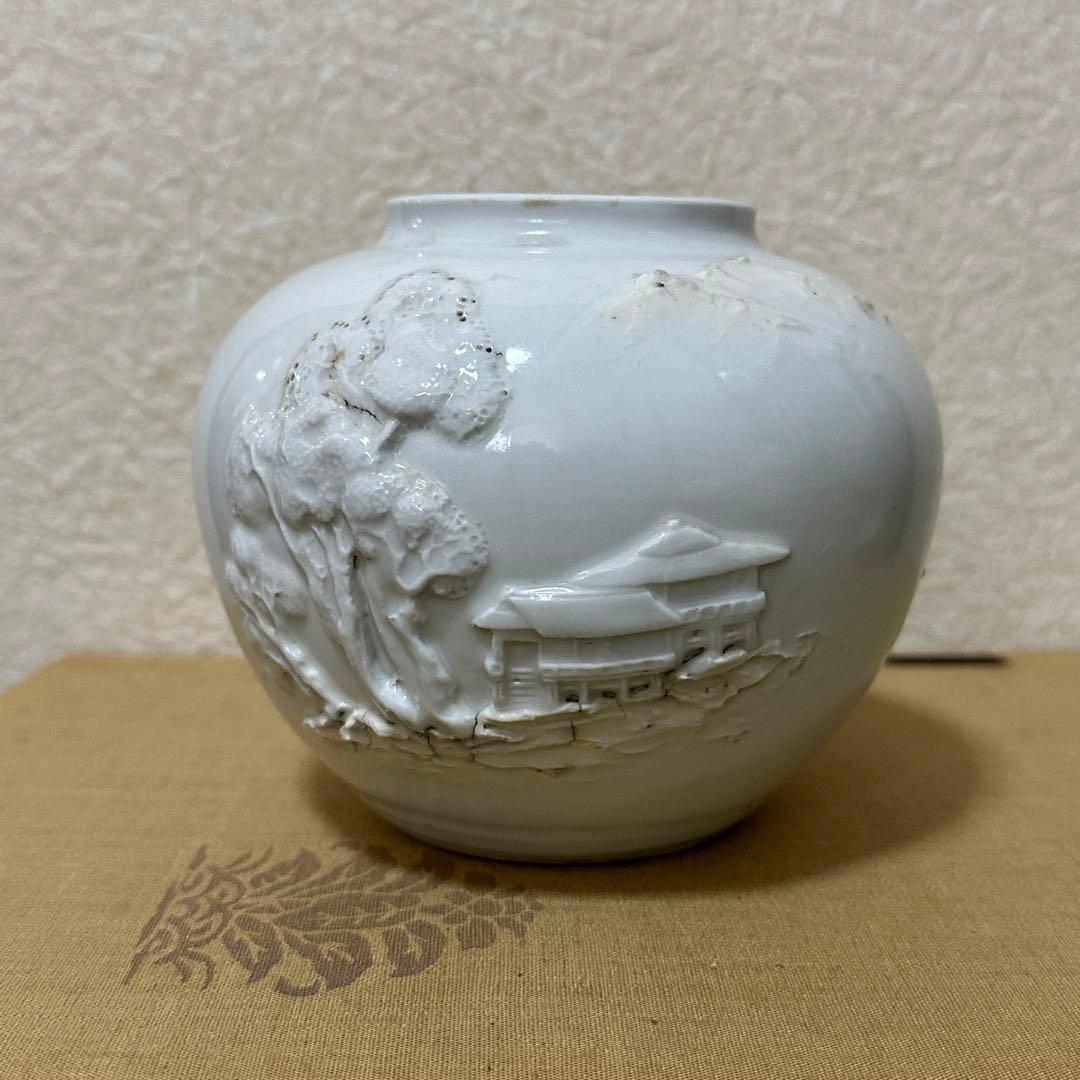 白磁　高麗　徳化窯　伊万里　瀬戸　◆山水　白い陶器の浮彫り花瓶