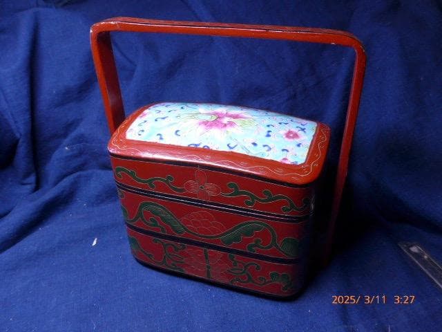 中国のものでしょう　取手のある三段重箱です