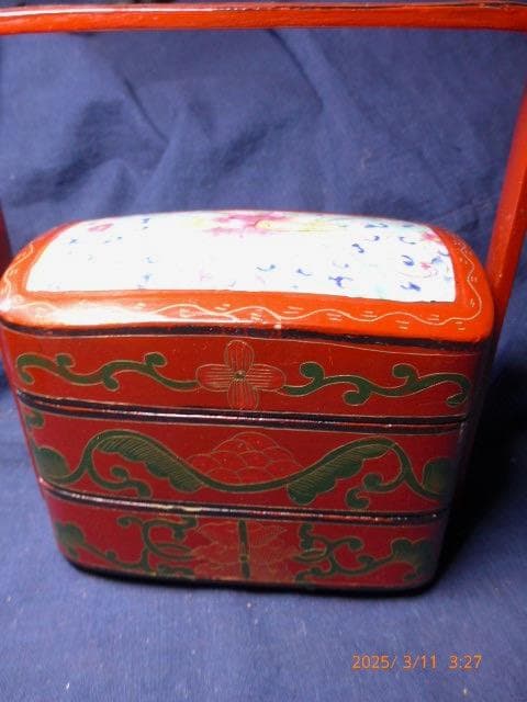 中国のものでしょう　取手のある三段重箱です