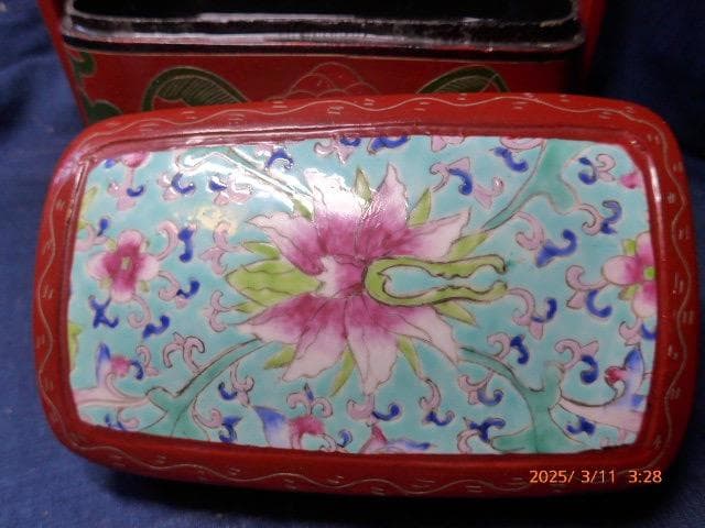 中国のものでしょう　取手のある三段重箱です