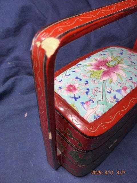 中国のものでしょう　取手のある三段重箱です