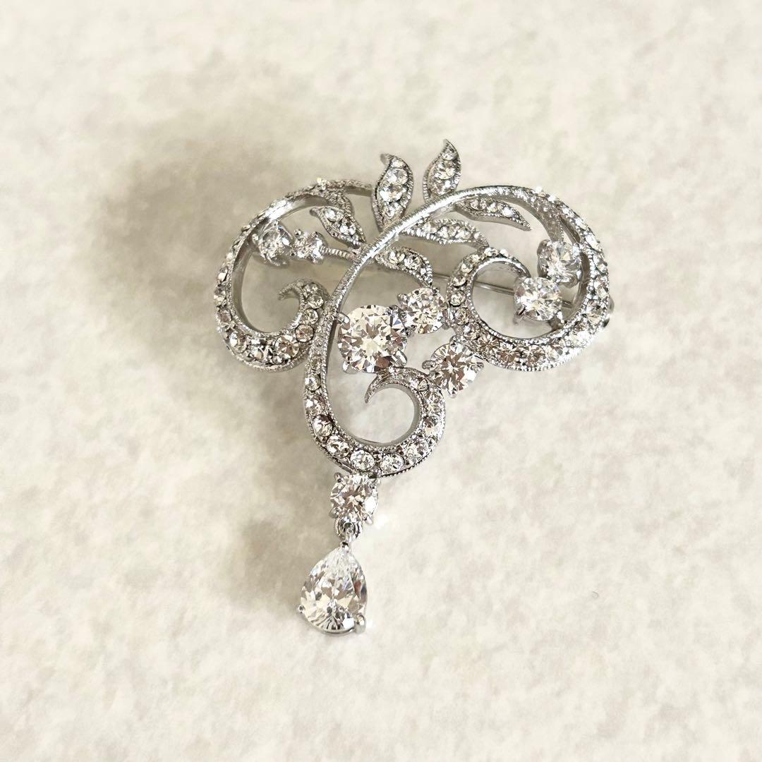 フォクシー｜ブローチ 雫 ラインストーン 曲線 シルバー