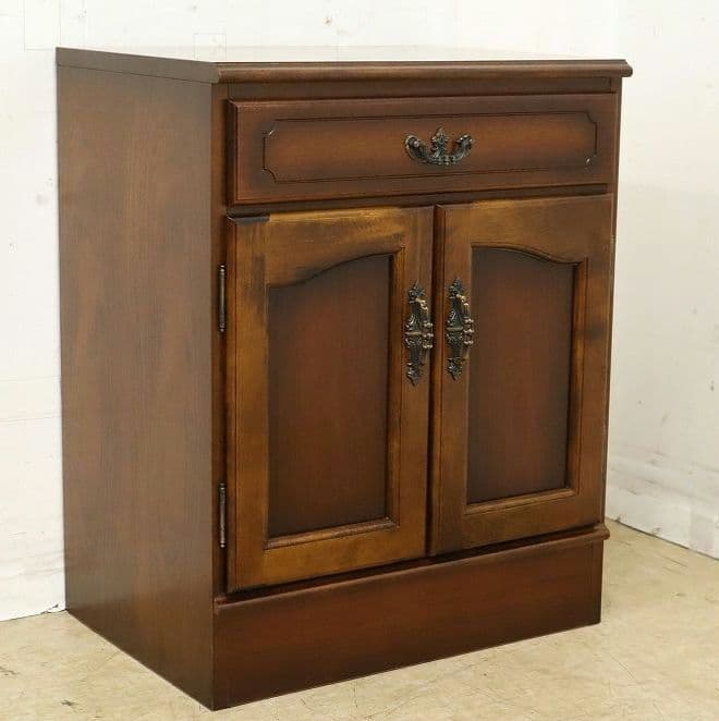 カリモク【コロニアル】キャビネット・収納棚・リビングボード