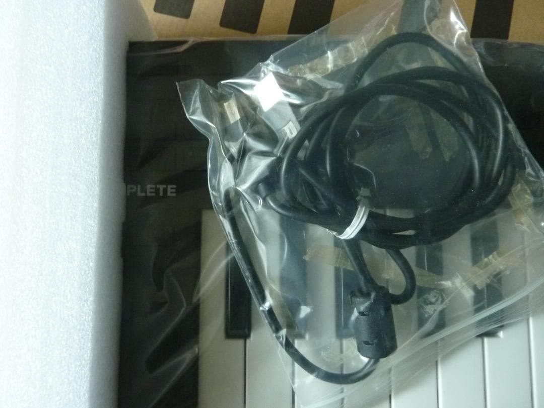 中古　KOMPLETE　KONTROL　M32 　　　rivin