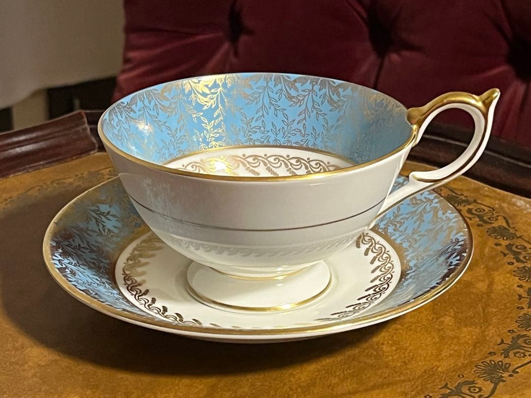 エインズレイ　青と金彩のバラ柄カップとソーサーセット