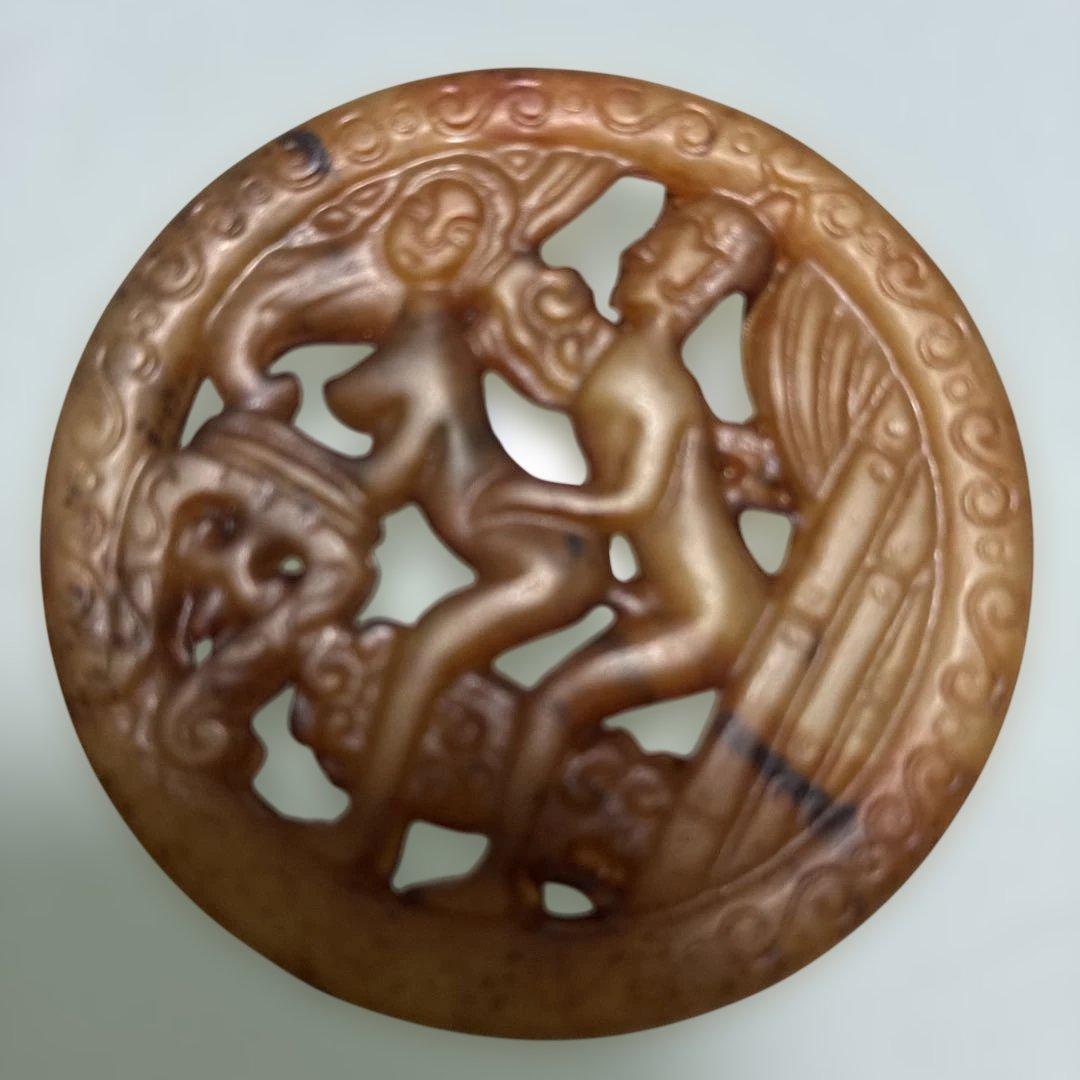 石彫刻 円形アート 人物と獣