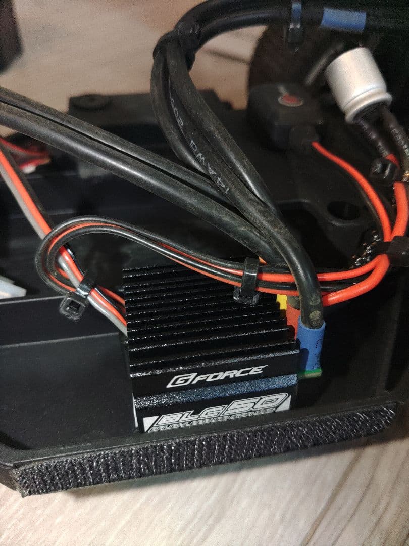 GENOVA 1/10スケール電動RCカー