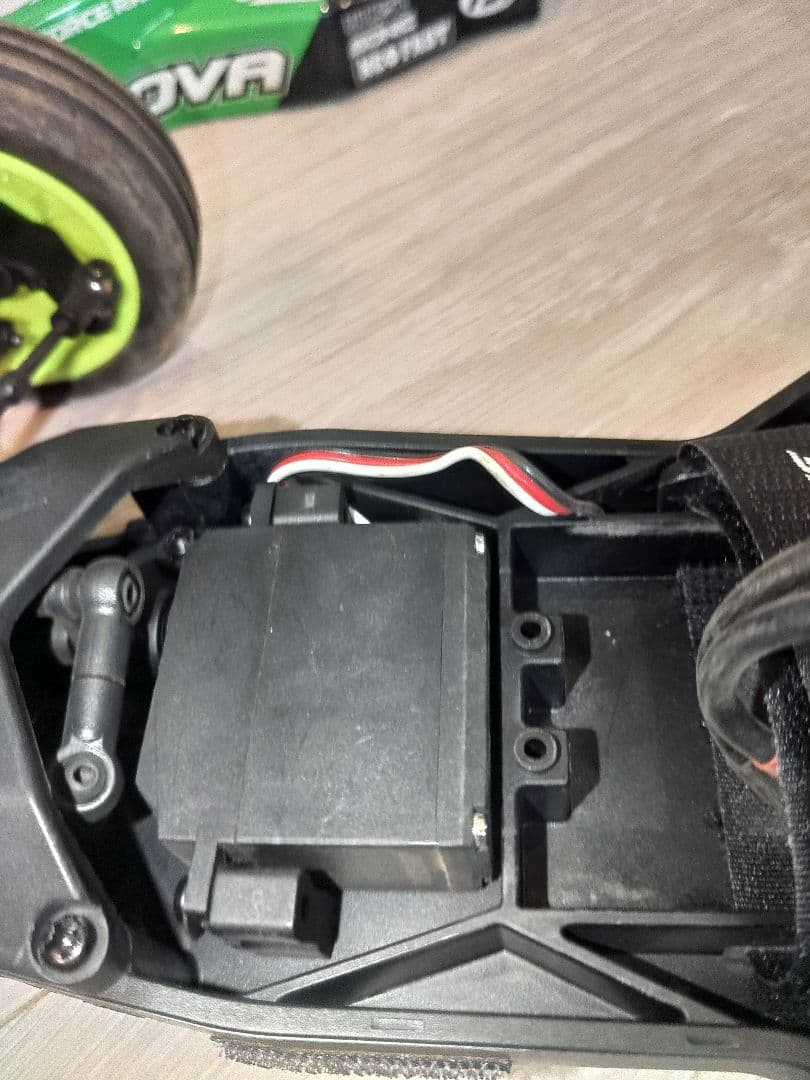 GENOVA 1/10スケール電動RCカー