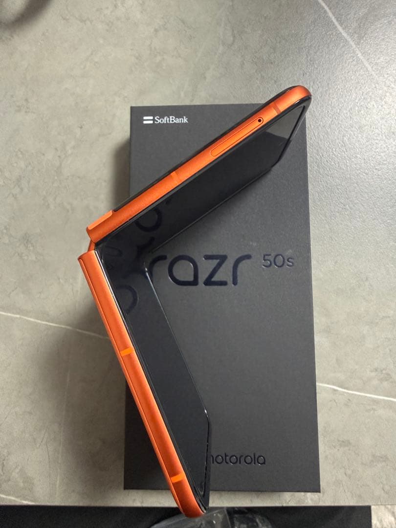 美品！最終値下げ12日までSALE。 motorola razr 50s