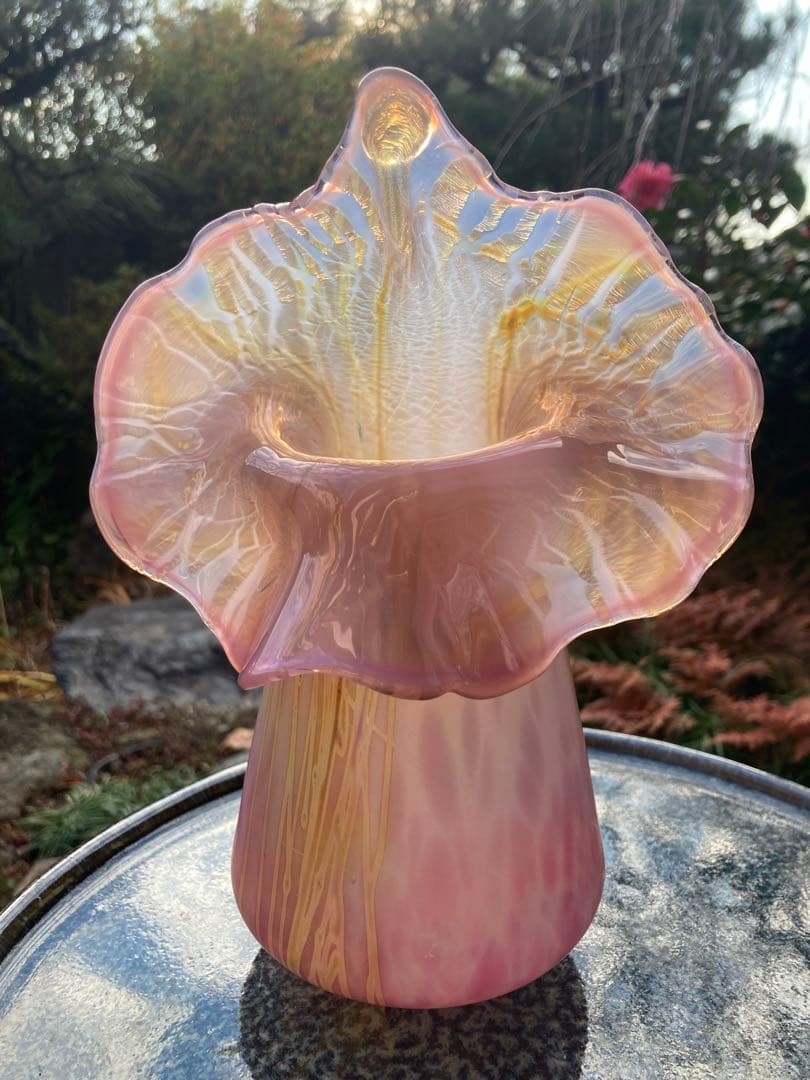 アートガラス ピンク 花瓶 フリルエッジ　乳白色仕上げ