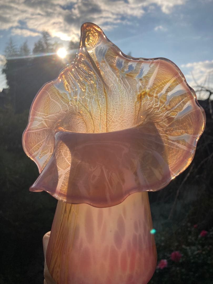 アートガラス ピンク 花瓶 フリルエッジ　乳白色仕上げ