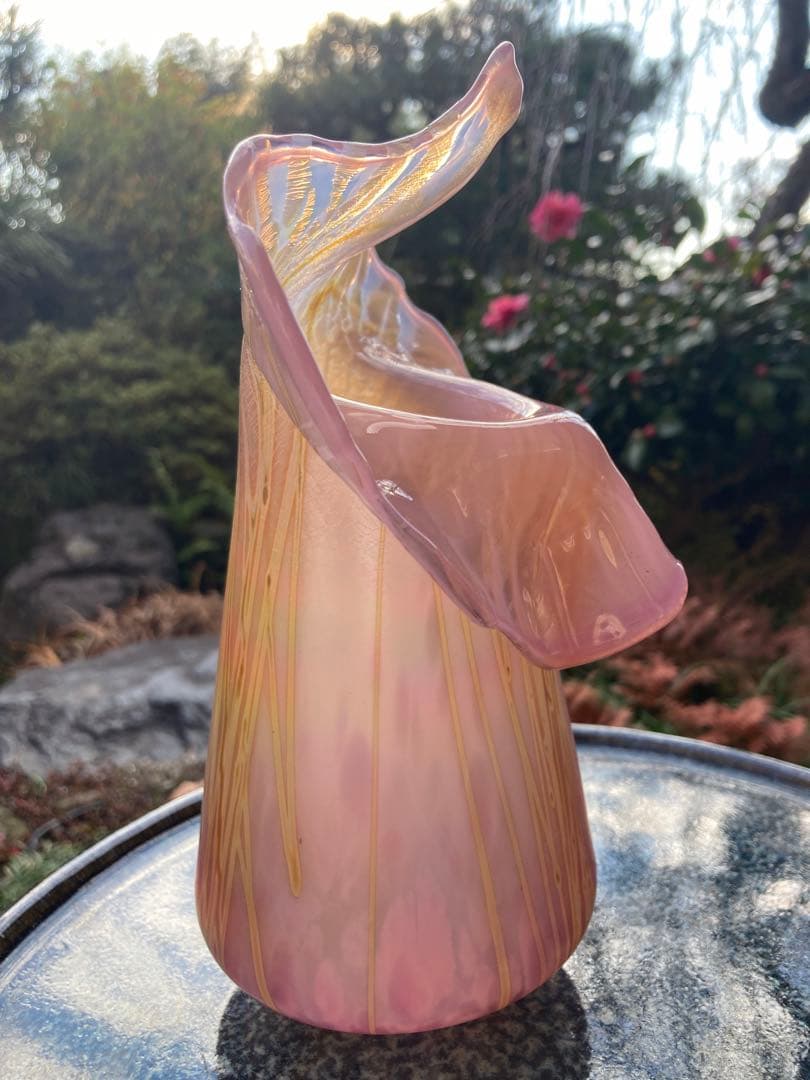 アートガラス ピンク 花瓶 フリルエッジ　乳白色仕上げ