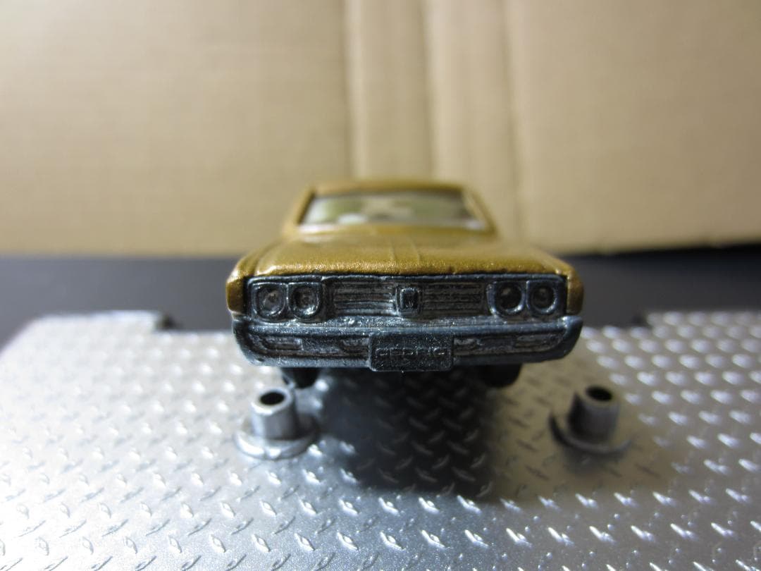 【香港tomica】／230型日産セドリック4ドアセダンゴールドメタ／黒箱トミカ