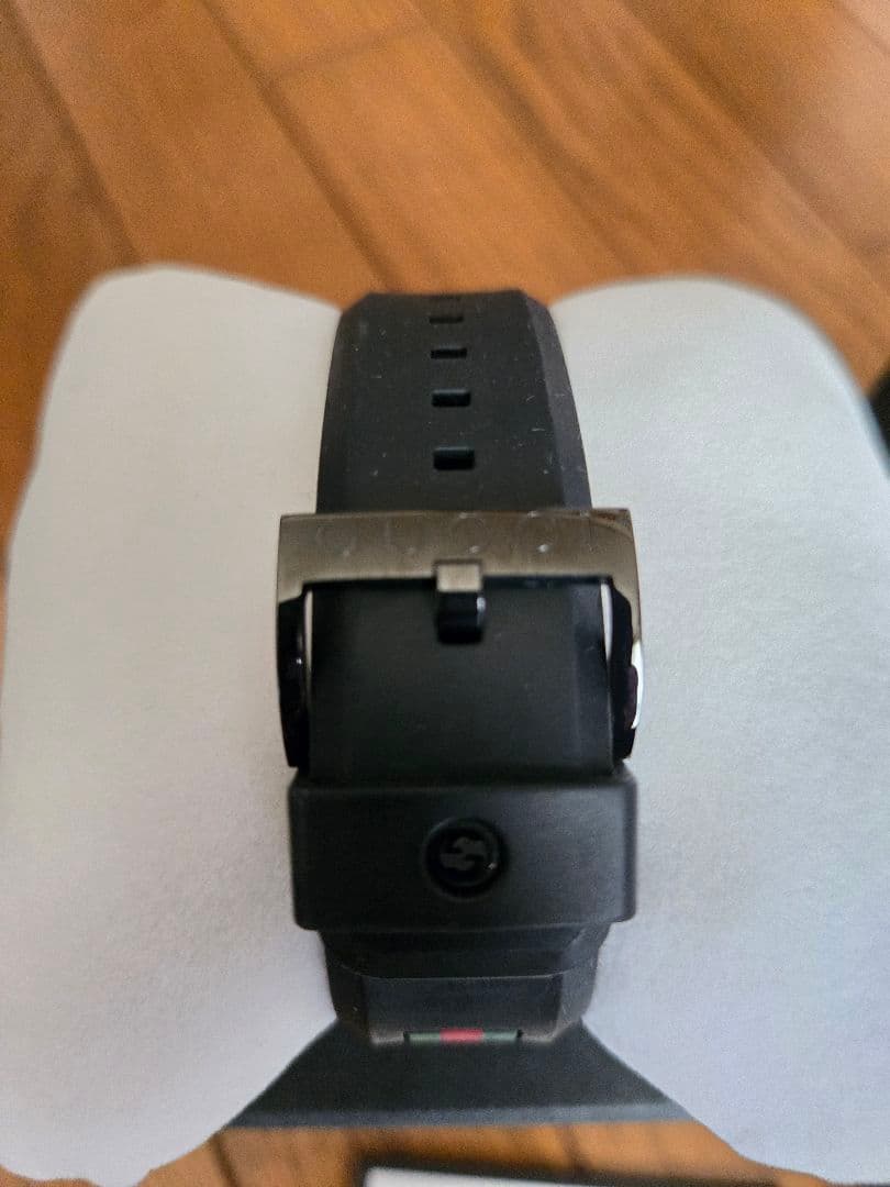 GUCCI ラバーベルト時計 ブラック