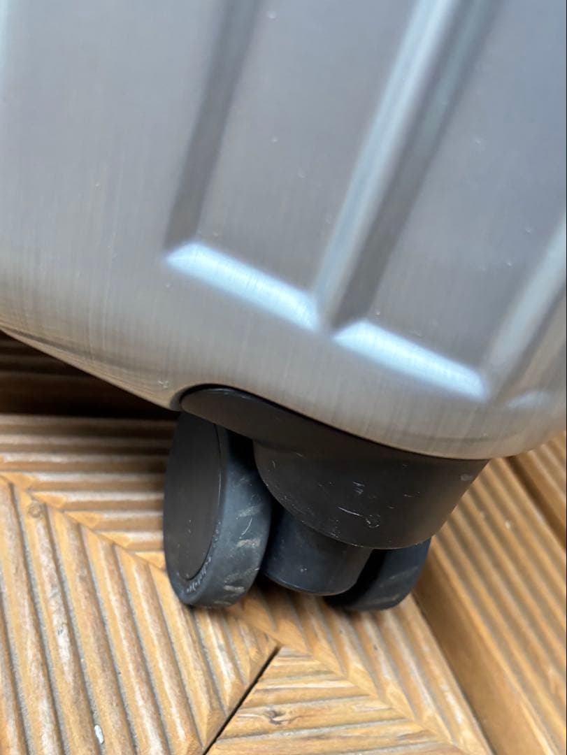 BERMAS（バーマス）のシルバーキャリーバッグです。