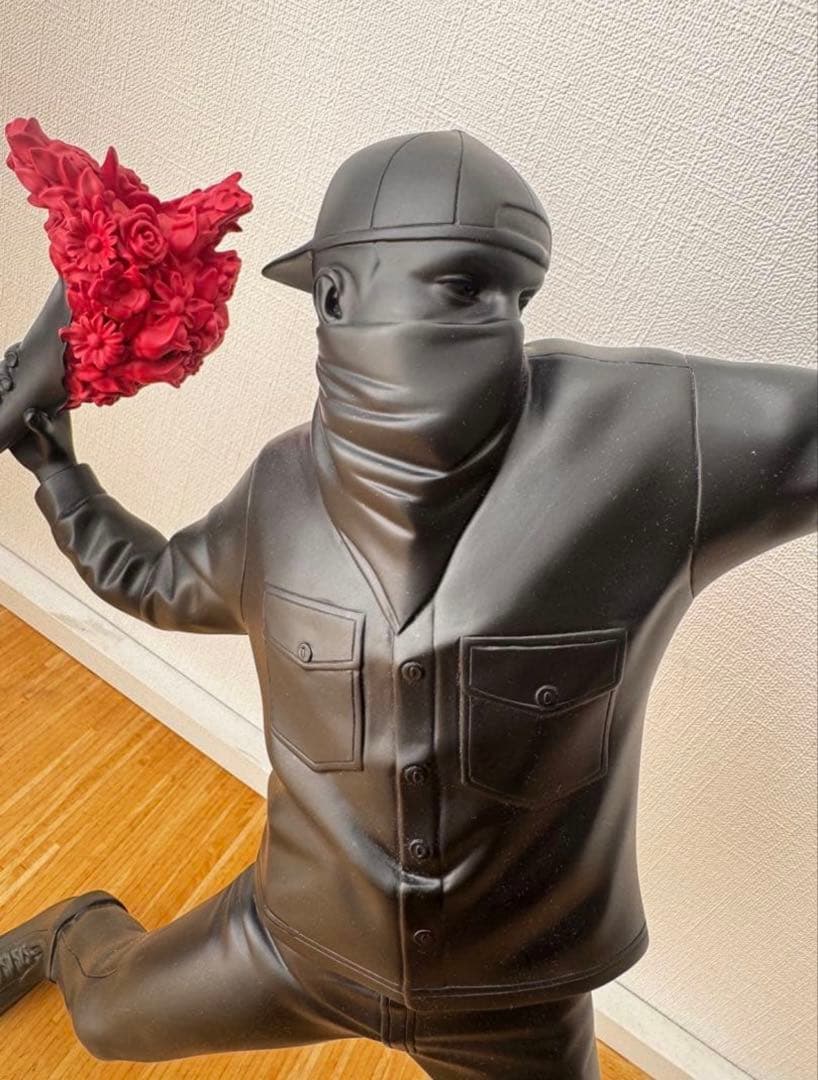 メディコムトイ　フラワーボンバー　バンクシー風ストリートアートフィギュア