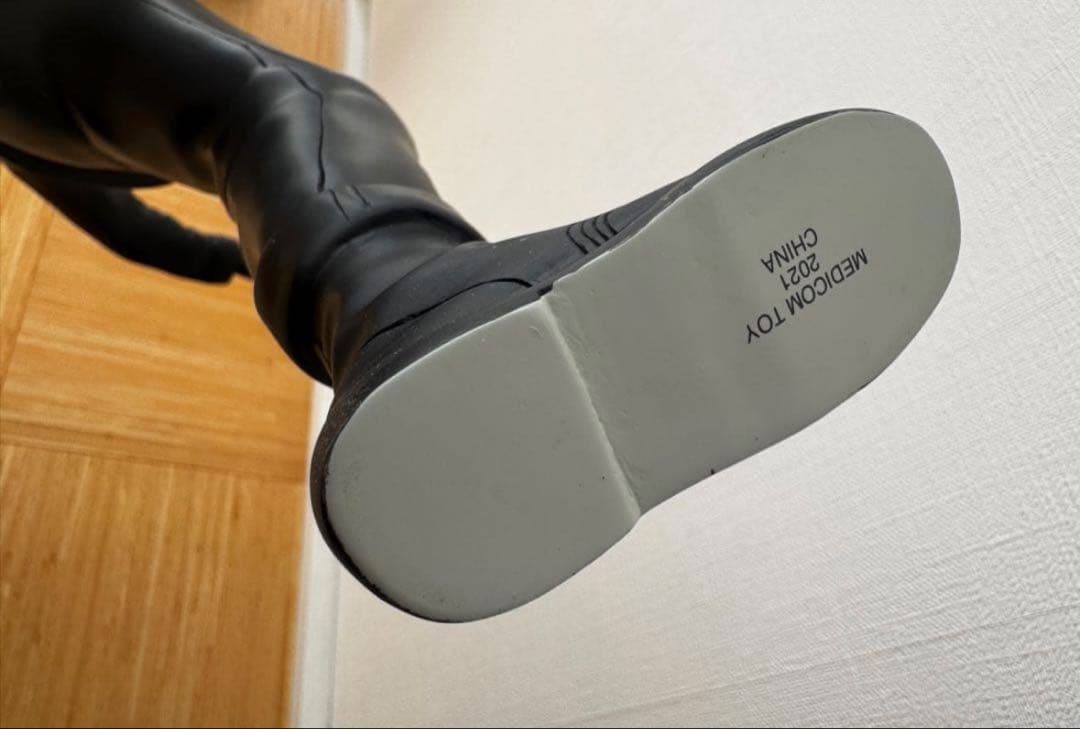 メディコムトイ　フラワーボンバー　バンクシー風ストリートアートフィギュア