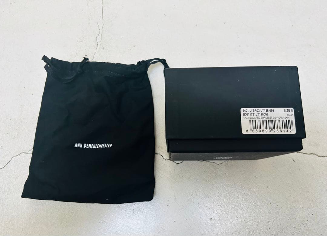 アン・ドゥムルメステール ブラック レザー　スクエア ブレスレット