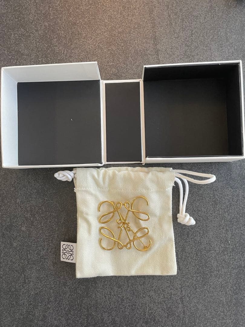 【美品】LOEWE アナグラム　ブローチ　ゴールド