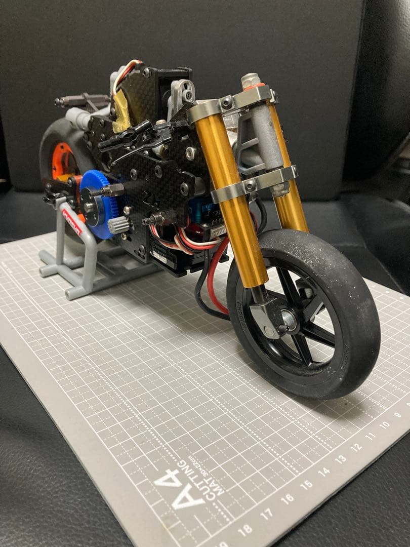 ハングオンレーサーZHレーシング　カーボン製シャーシその他パーツ！