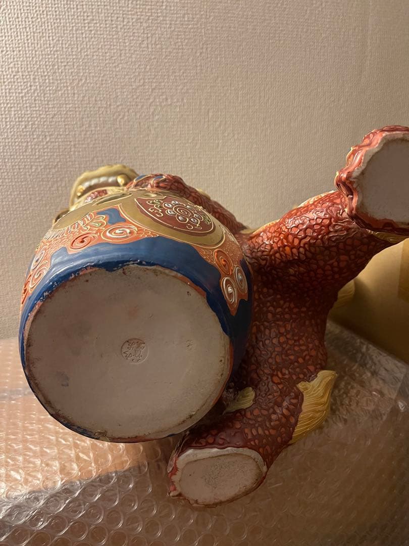 九谷焼の獅子（2体セット）です色絵が美しく飾り物やコレクションとしておすすめです