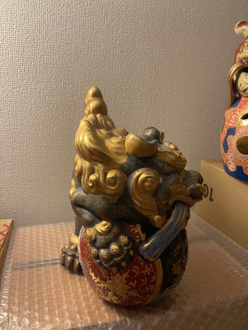 九谷焼の獅子（2体セット）です色絵が美しく飾り物やコレクションとしておすすめです