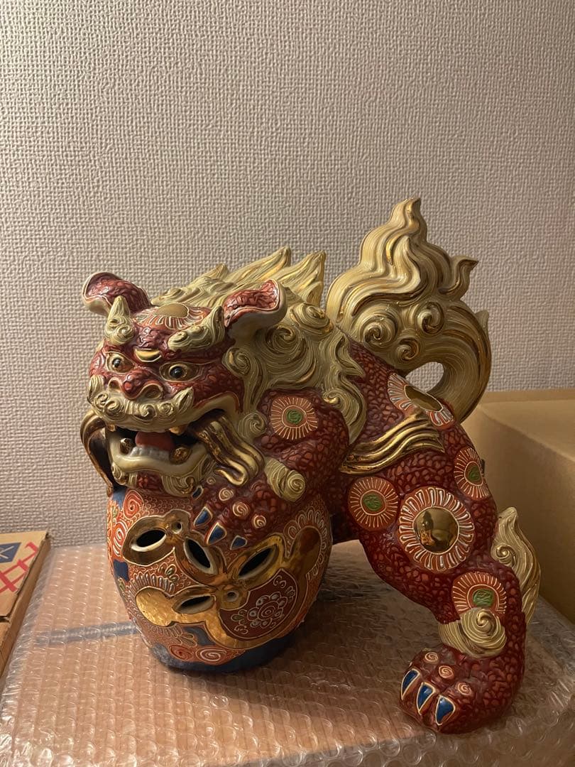 九谷焼の獅子（2体セット）です色絵が美しく飾り物やコレクションとしておすすめです