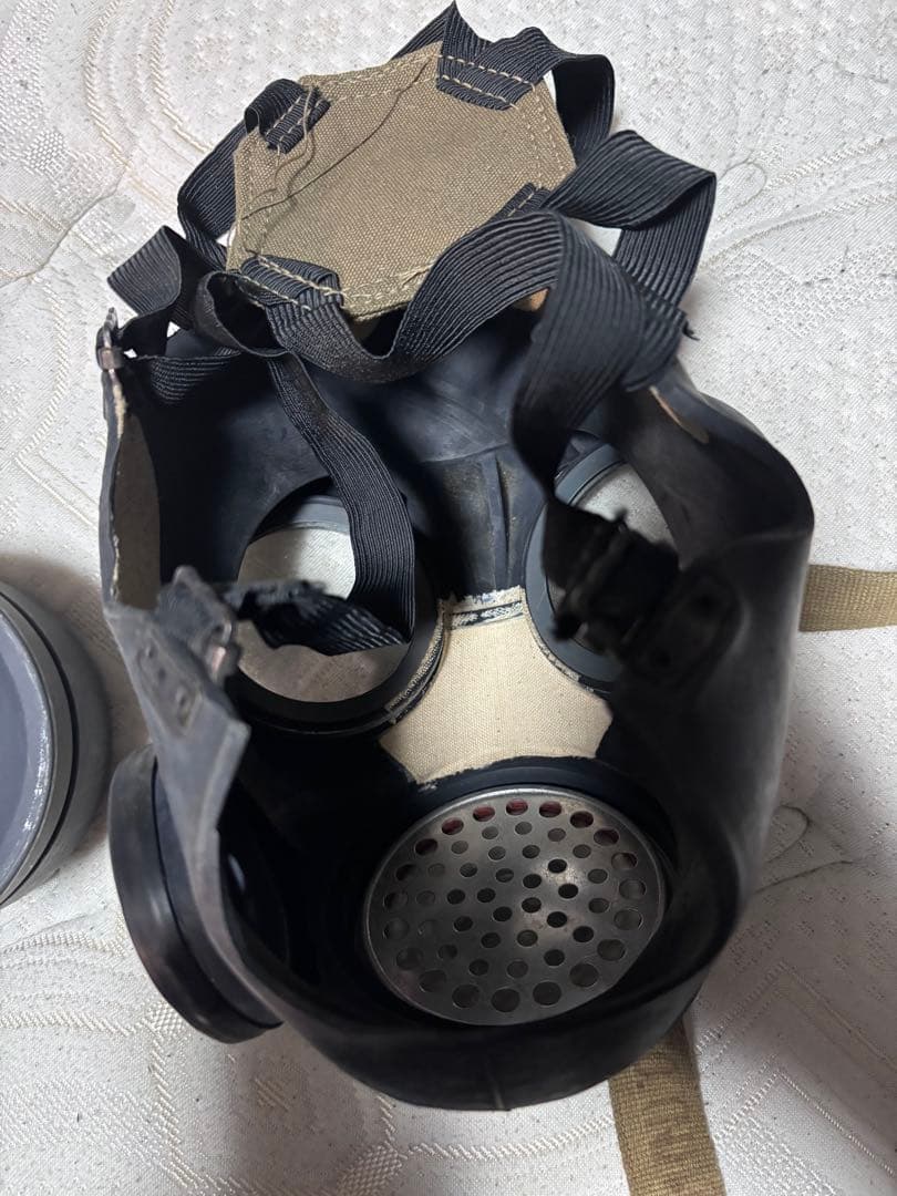 米軍放出品　ガスマスク　２つ、ケースセット