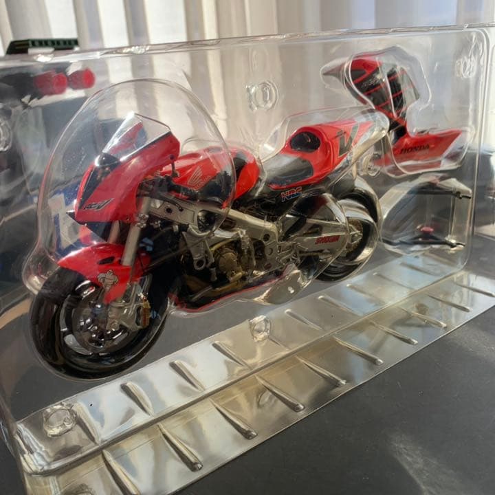 ミニチャンプス 1/12 ホンダ RC211V V.ロッシ バイク 2001