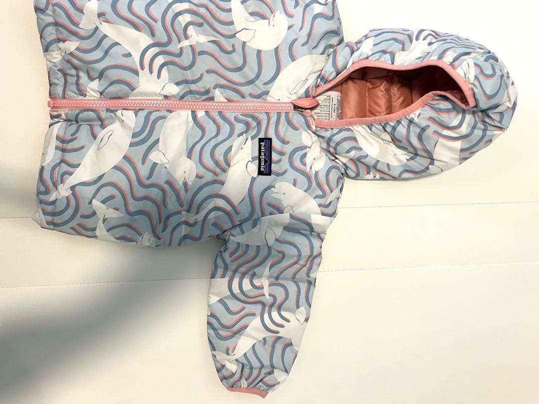 パタゴニア　ベビー　リバーシブルダウンセーターフーディ水色　くじら