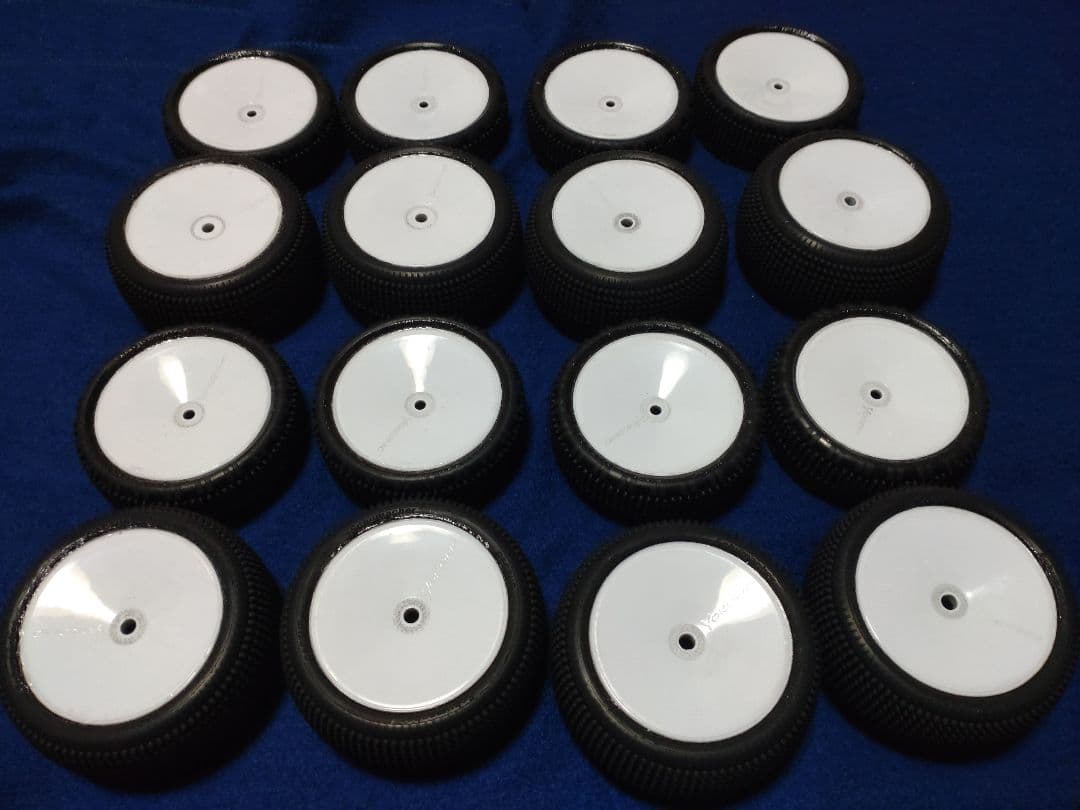 今だけ値引き、ラジコンバギー用、2WD用のカーペットタイヤ