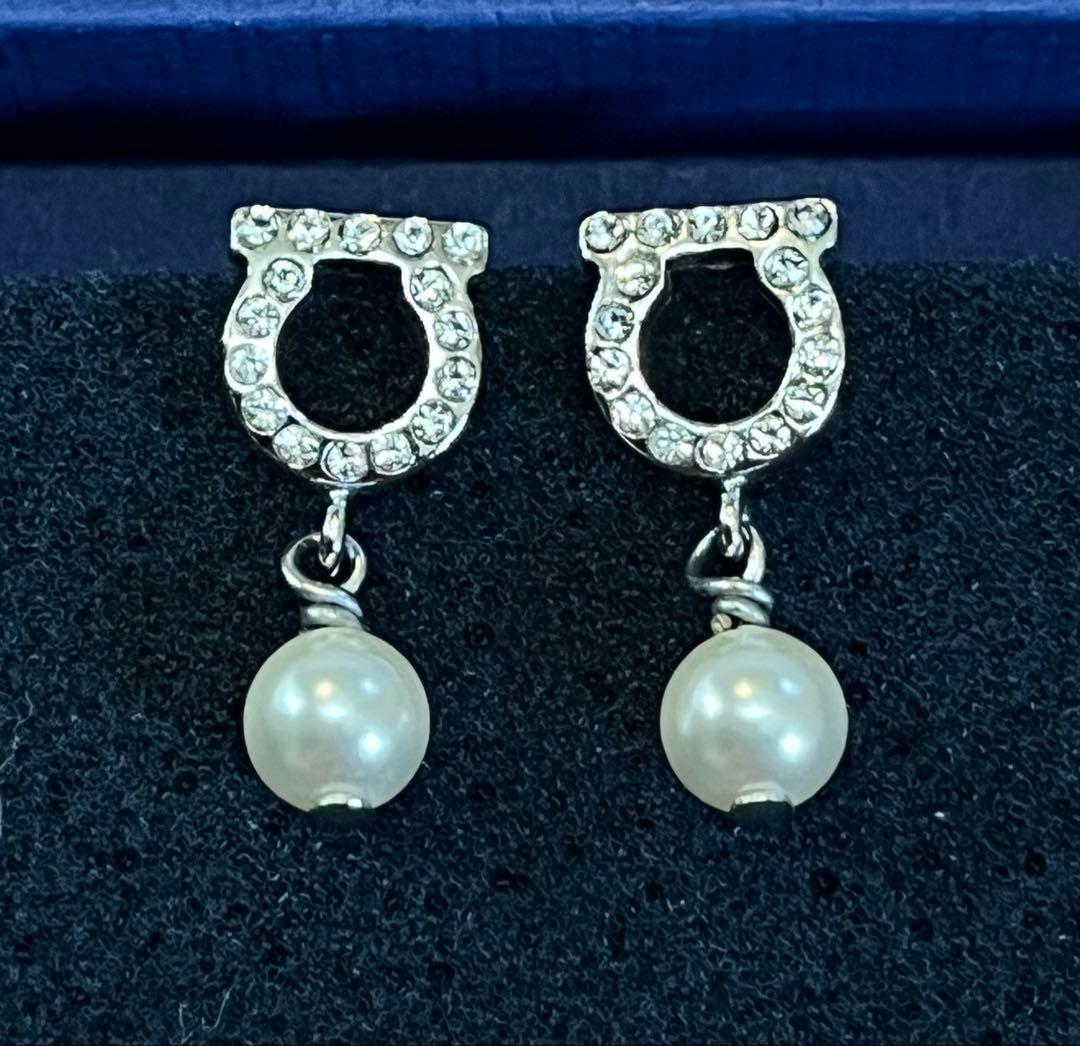 フェラガモ　ガンチーニ　パール ドロップピアス