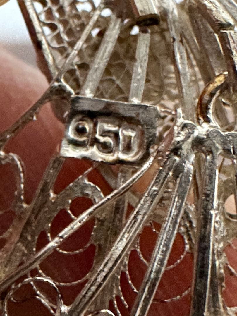 銀細工　孔雀プローチと銀細工置物