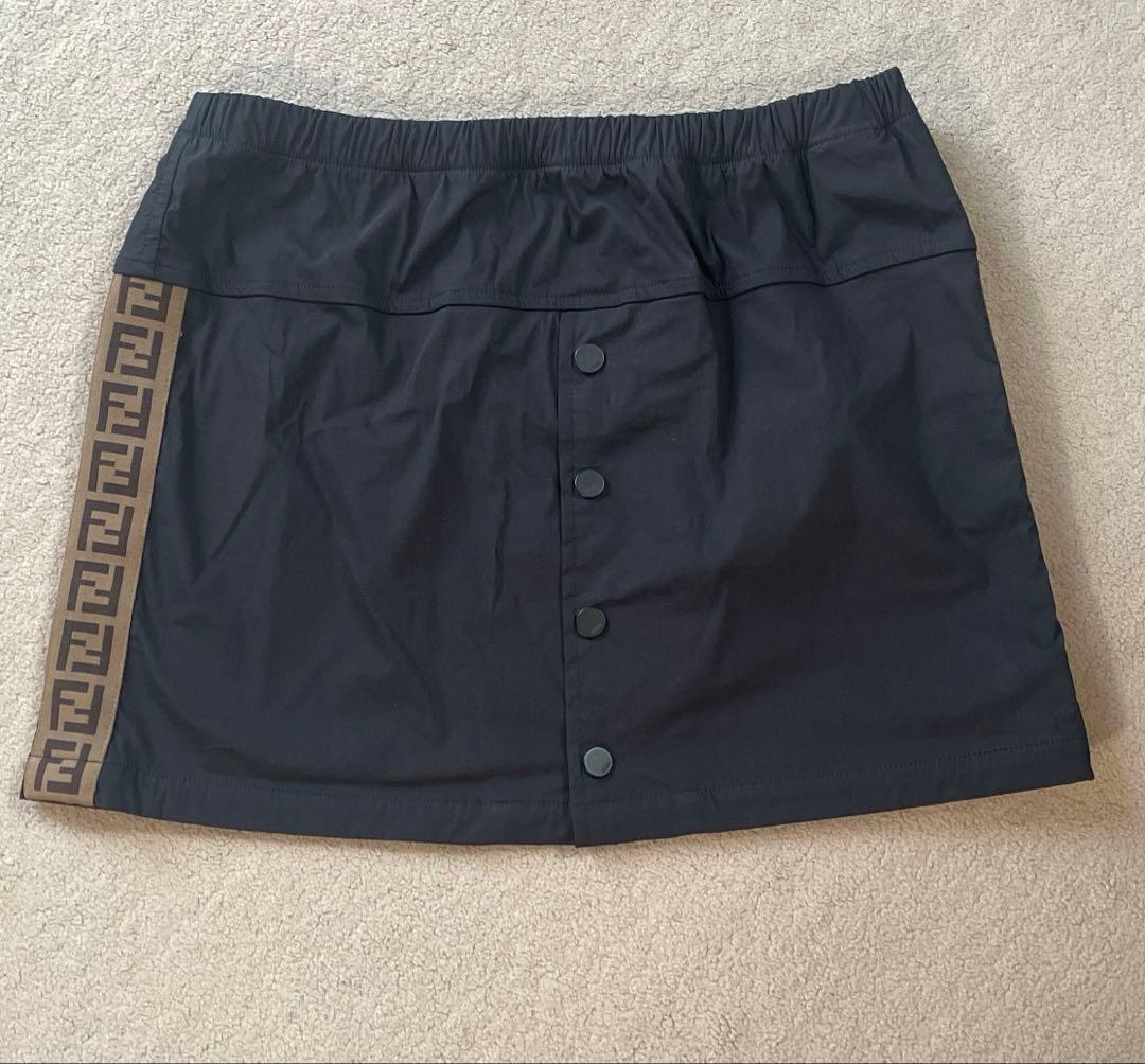 Fendi ロゴテープ付き黒スカート