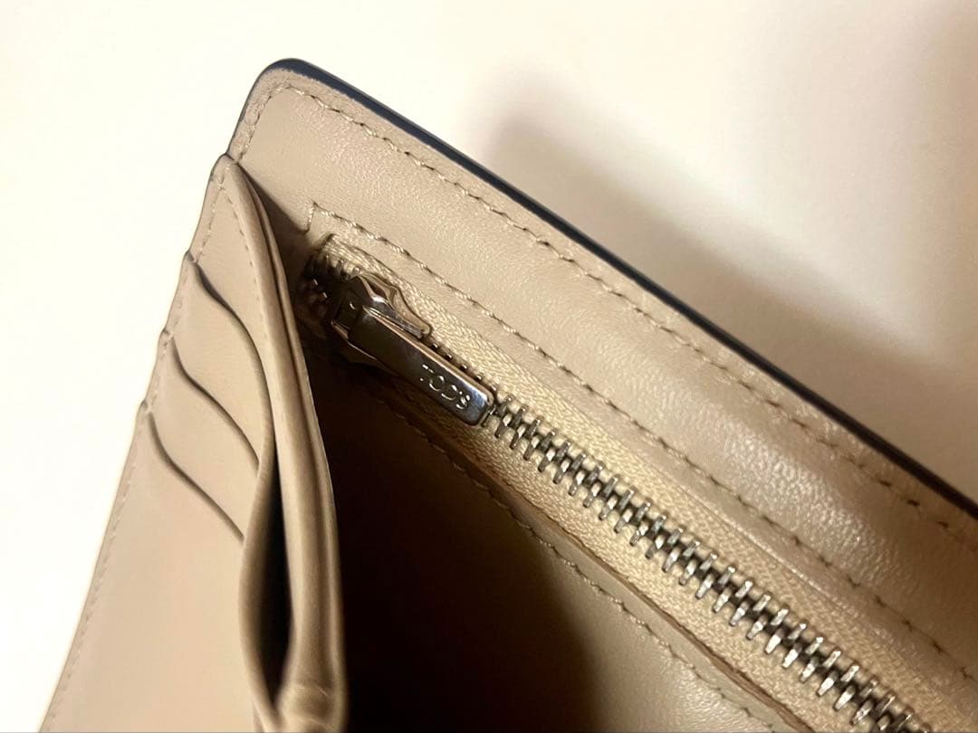 TOD'S 黒 レザー 二つ折り財布 箱付き