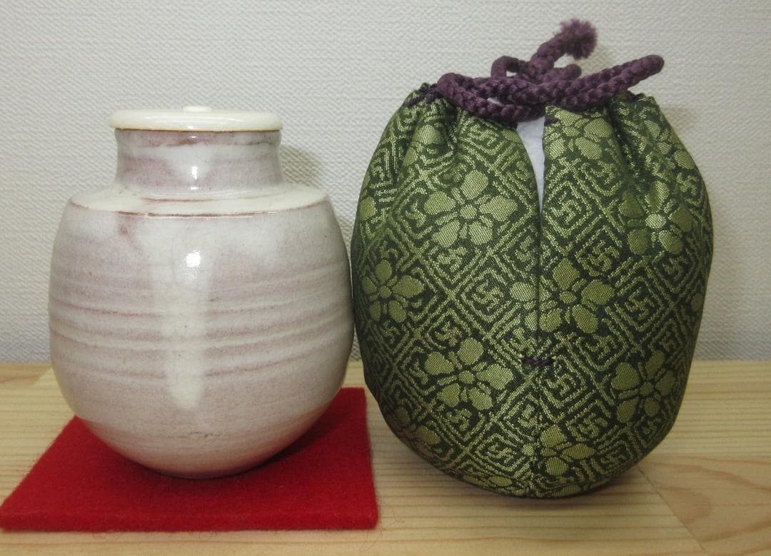 送料込【逢絢亭】茶道具 茶入 萩焼 伝統的な蓋 仕覆付 大野瑞峰 共箱入り