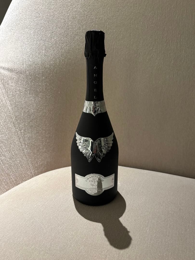 ANGEL シャンパン 黒いボトルとケース付き