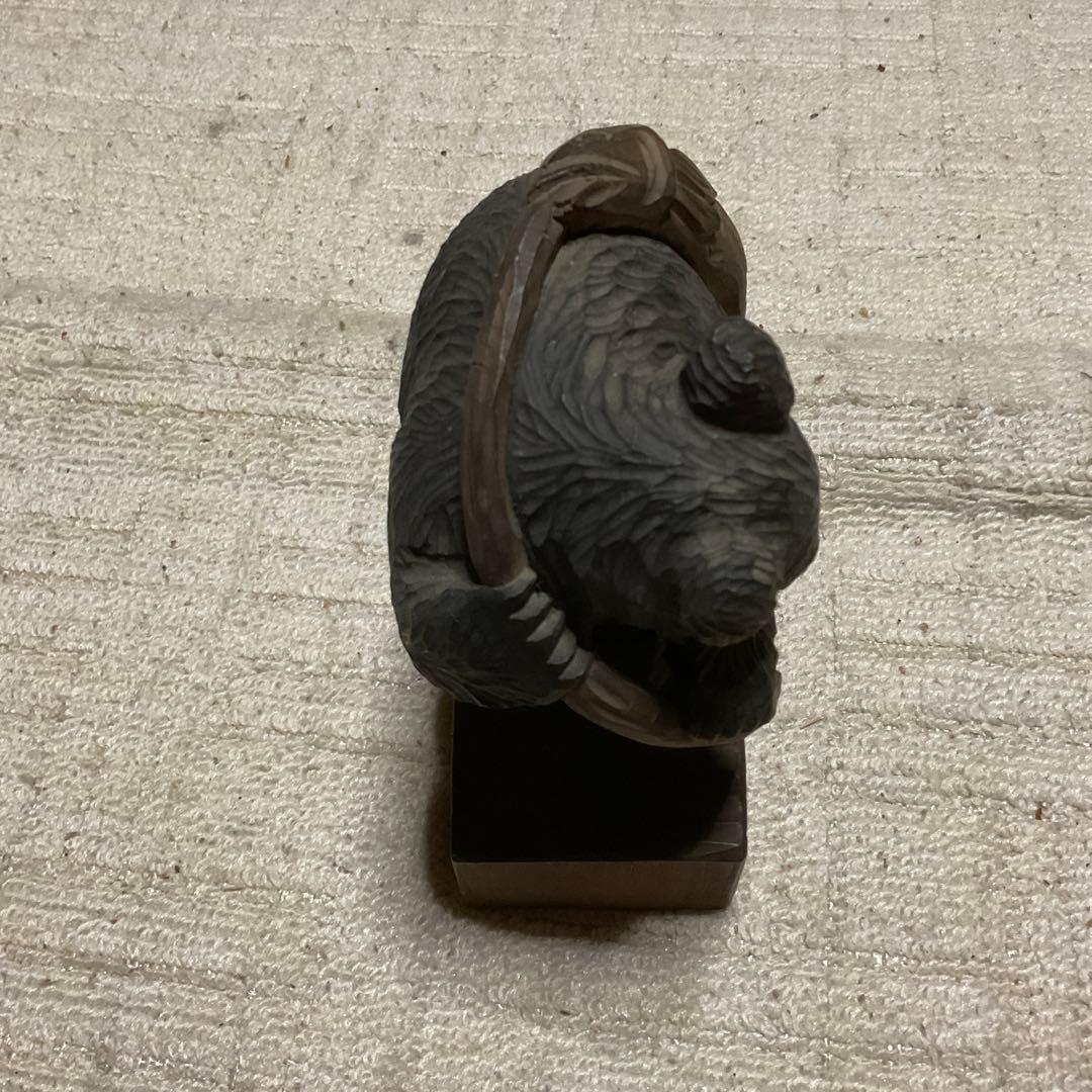 昭和24年製作、熊の木彫り背負い鮭。【北海道　登別温泉】【鼻欠け】。