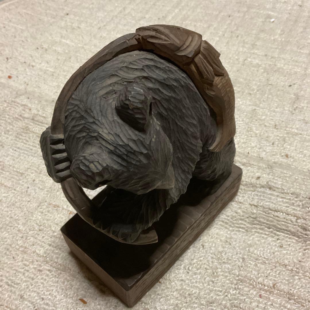 昭和24年製作、熊の木彫り背負い鮭。【北海道　登別温泉】【鼻欠け】。