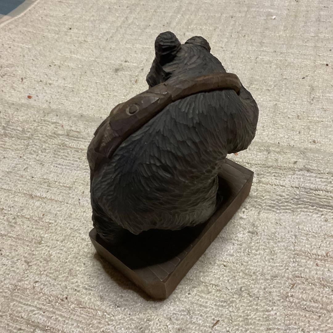 昭和24年製作、熊の木彫り背負い鮭。【北海道　登別温泉】【鼻欠け】。