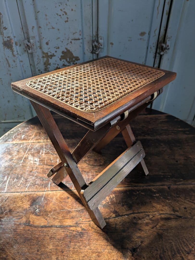 折りたたみ椅子　折りたたみスツール　飾り台　サイドテーブル　木製　レトロ　籐製