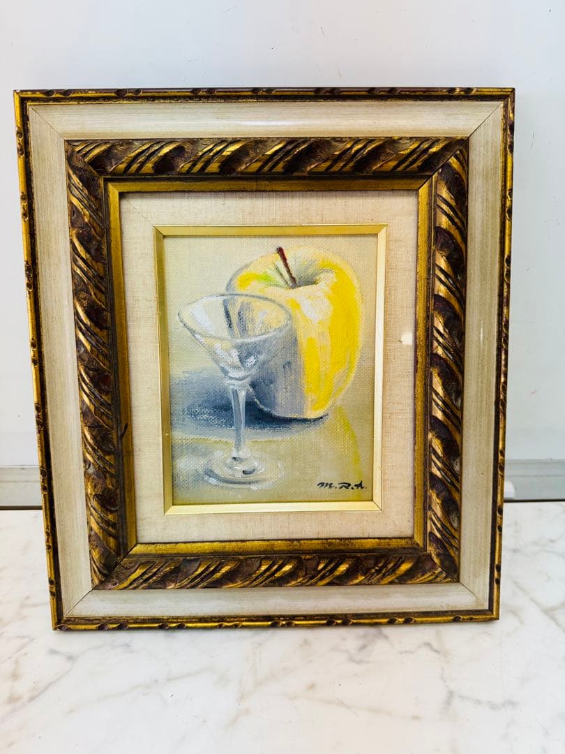 リンゴとカクテルグラスの油彩画