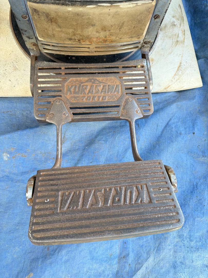 クラサワ 理容椅子 黒と白 足置き付き