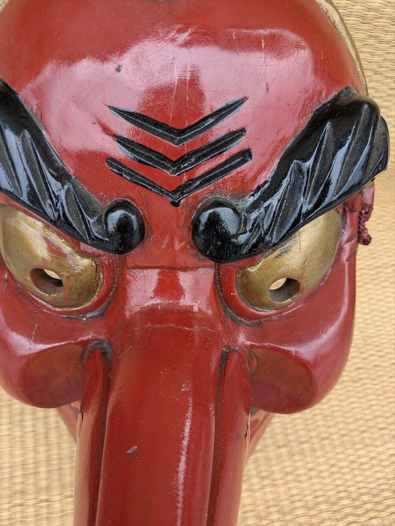 大迫力の天狗面　木製品　壁飾り　程度の良い中古品