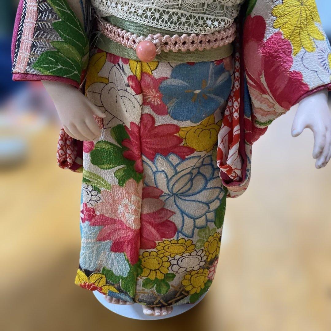 カラフルな花柄着物の陶器人形