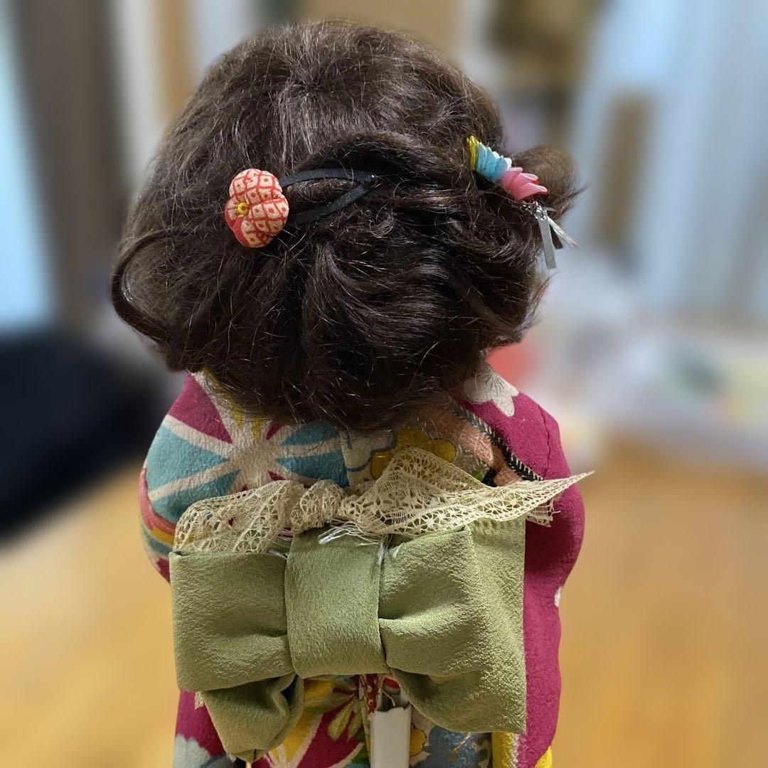 カラフルな花柄着物の陶器人形